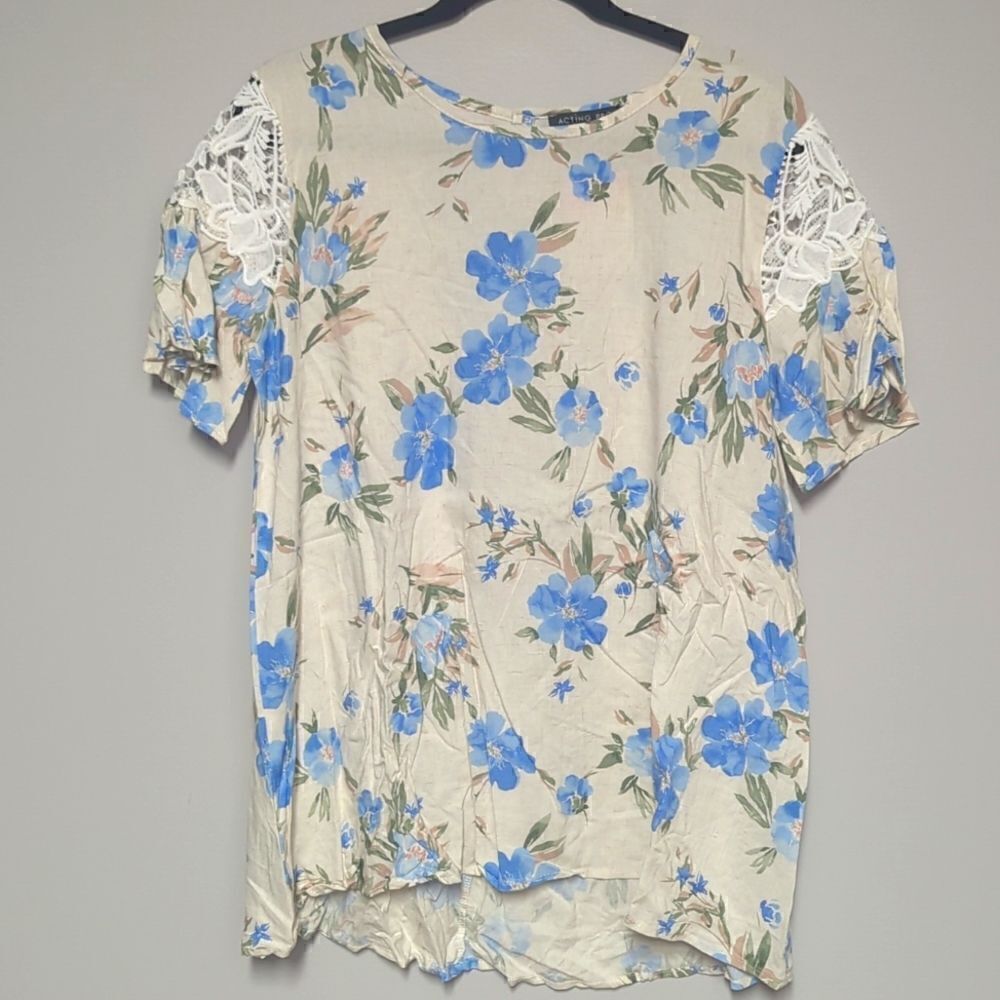 NWT Acting Pro Cream Floral Short Sleeve Blouse